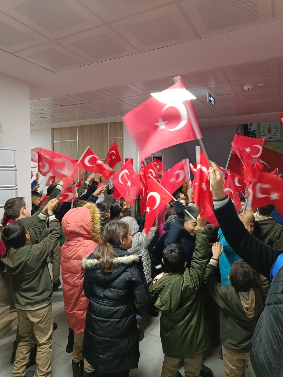 CelikhanIlce's tweet photo. Her yeni günde ay yıldızlı bayrağımızın altında atılan adımlar,
evlatlarımızın kalbinde vatan sevgisi, millet bilinci ve bayrak sevdası olarak kök salar.

#BayrağınGölgesindeEğitim
#VatanMilletBayrak

@tcmeb @Yusuf__Tekin @adiyamanmem @ali_tosun77 @H_Ibrahim2702 https://t.co/c33Swil0kO