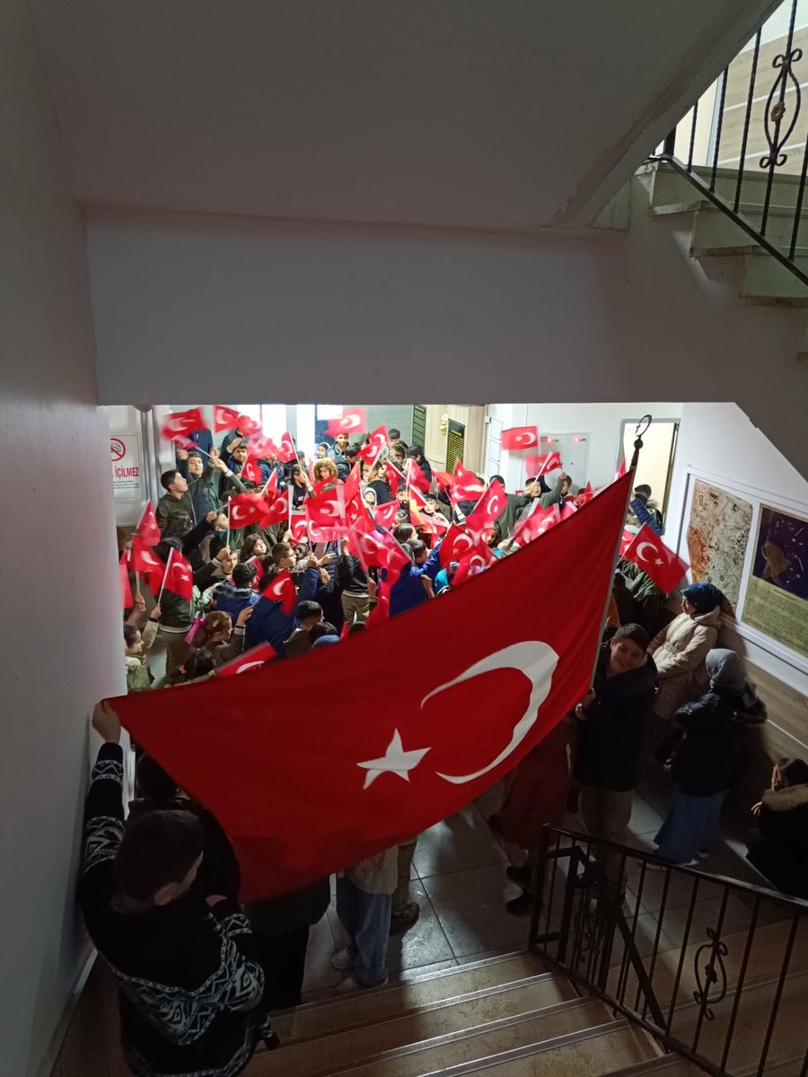 CelikhanIlce's tweet photo. Her yeni günde ay yıldızlı bayrağımızın altında atılan adımlar,
evlatlarımızın kalbinde vatan sevgisi, millet bilinci ve bayrak sevdası olarak kök salar.

#BayrağınGölgesindeEğitim
#VatanMilletBayrak

@tcmeb @Yusuf__Tekin @adiyamanmem @ali_tosun77 @H_Ibrahim2702 https://t.co/c33Swil0kO
