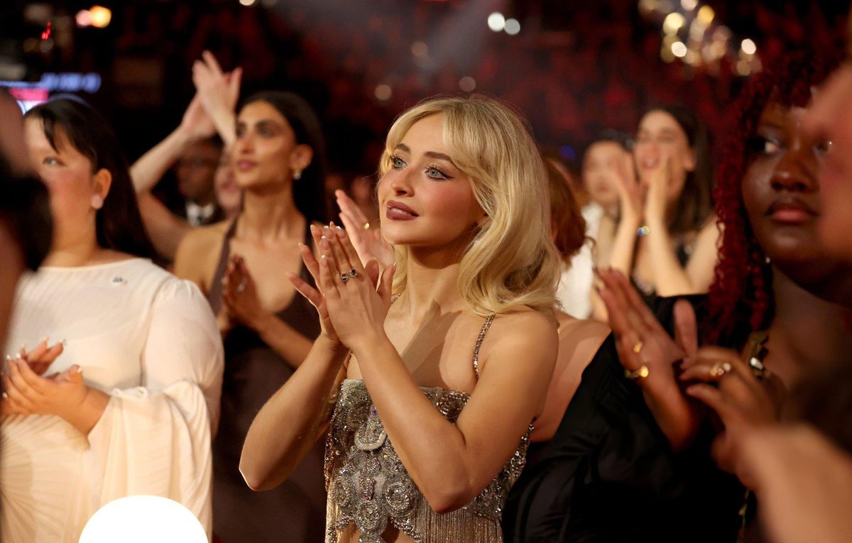 sabrinanewstr's tweet photo. Dün akşam #GRAMMYs de maalesef @SabrinaAnnLynn ödül alaamadı. Fakat bu yeteneğinin çok parlak olduğu gerçeğini değiştirmez. Zaten #GRAMMYs in hileli bir saçmalık olduğunu biliyoruz. Olsun o kadar nazar değmiş diyip seneye tekrar bekliyoruz 💋🥳 https://t.co/u1iKqgoDzW