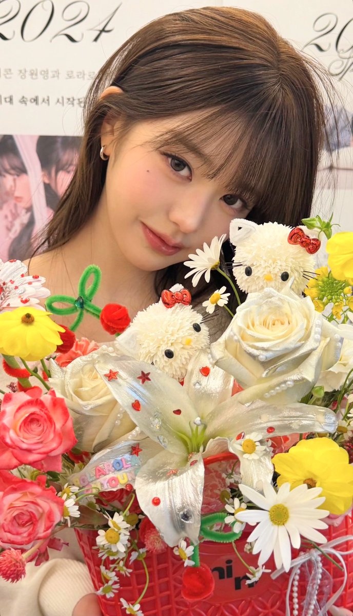 sweet moments feel extra special when a thoughtful bouquet finds its way into my arms — soft ribbons, gentle blooms, and a tiny hello kitty hiding between the flowers (๑ᵕ⩊ᵕ๑)♡ everything feels lovingly curated, like a warm gift made just for today.