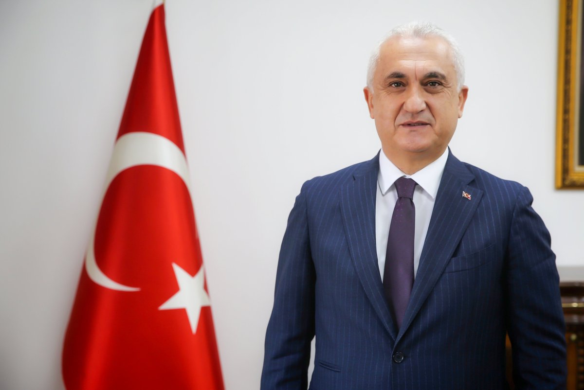 🗣️Valimiz Sayın <a href="/Valiavnicakir/">Avni Çakır</a>'ın "Berat Kandili" Mesajı; 💬👇

"Rahmet, mağfiret ve bereket ikliminin habercisi olan Berat Kandili; insanın kendisiyle yüzleşmesine, hatalarını gözden geçirerek arınma iradesini tazelemesine vesile olan müstesna bir gecedir. Bu anlamlı gece, kulun