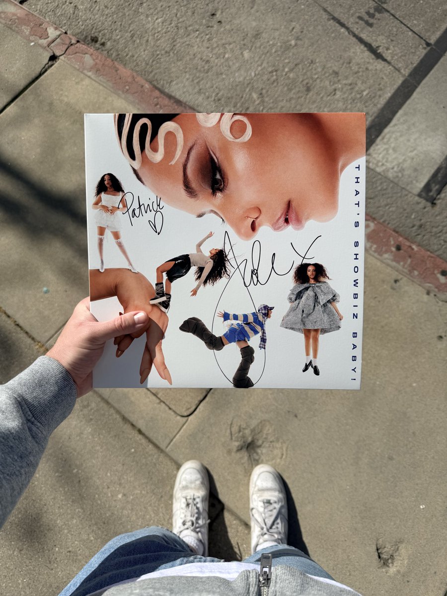 i got to meet one of my favorite artists today, what a dream! thank you for everything <a href="/jadethirlwall/">JADE</a> 🫶🏼