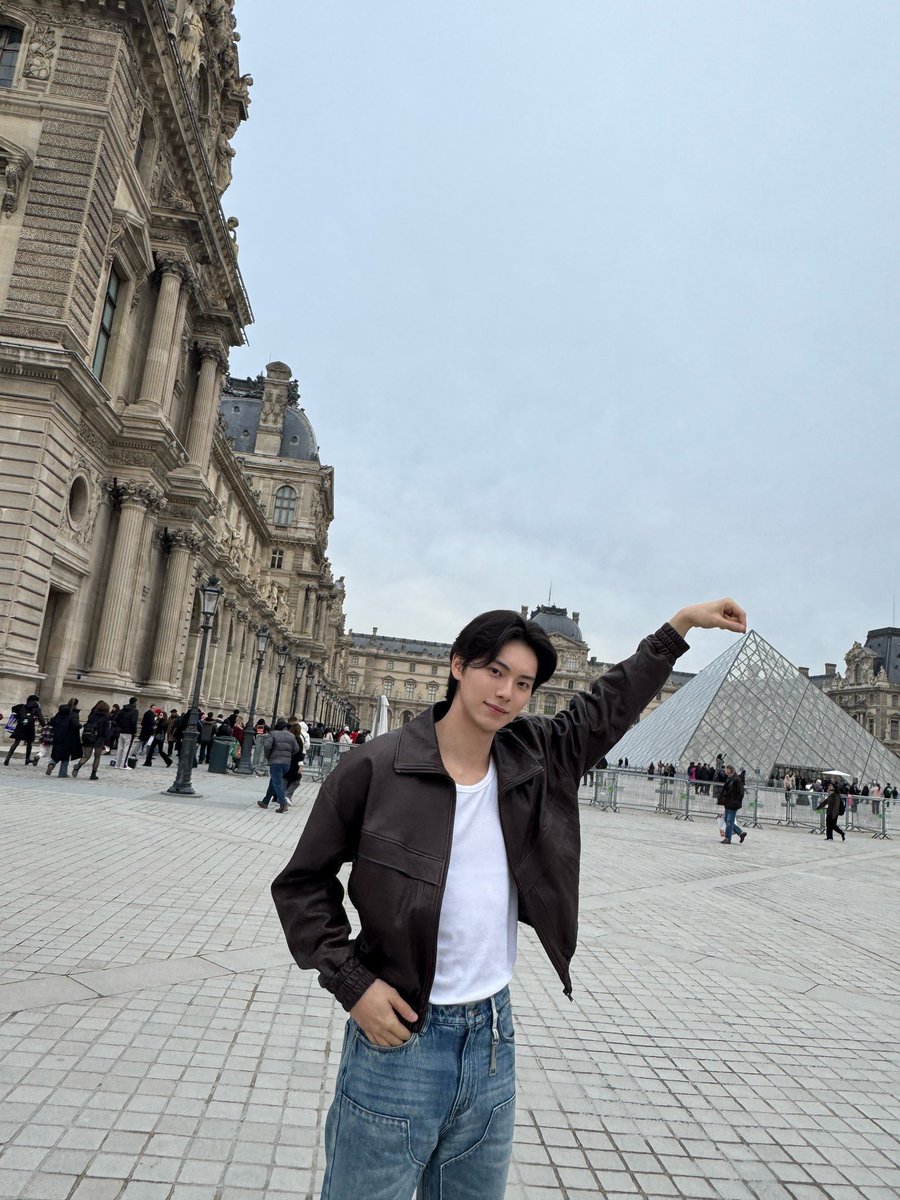 leechaemindaily's tweet photo. Weverse Post | 260202

"Behind the scenes in Paris😉"

#LeeChaeMin #이채민
(1/3) https://t.co/VGmVxx6Ezs