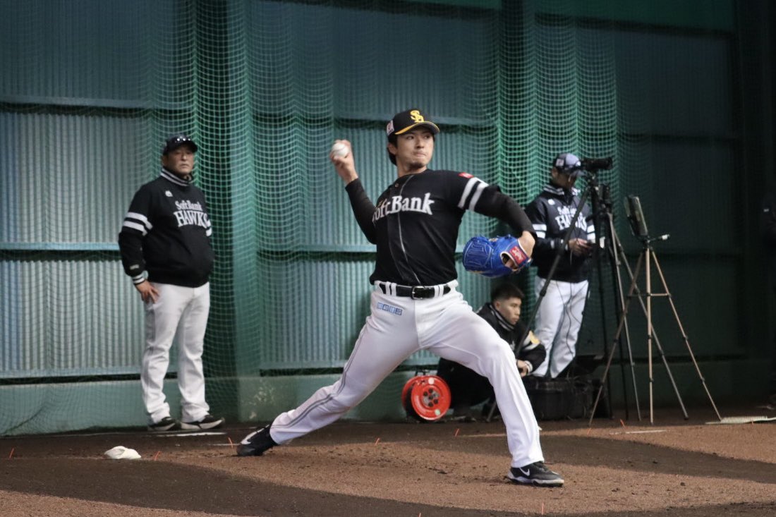 yomitaka8108581's tweet photo. 上沢直之投手が初めてブルペン入りしました。後ろで倉野信次コーチが見つめています
#上沢直之 #sbhawks https://t.co/wKfd8UUkQ9