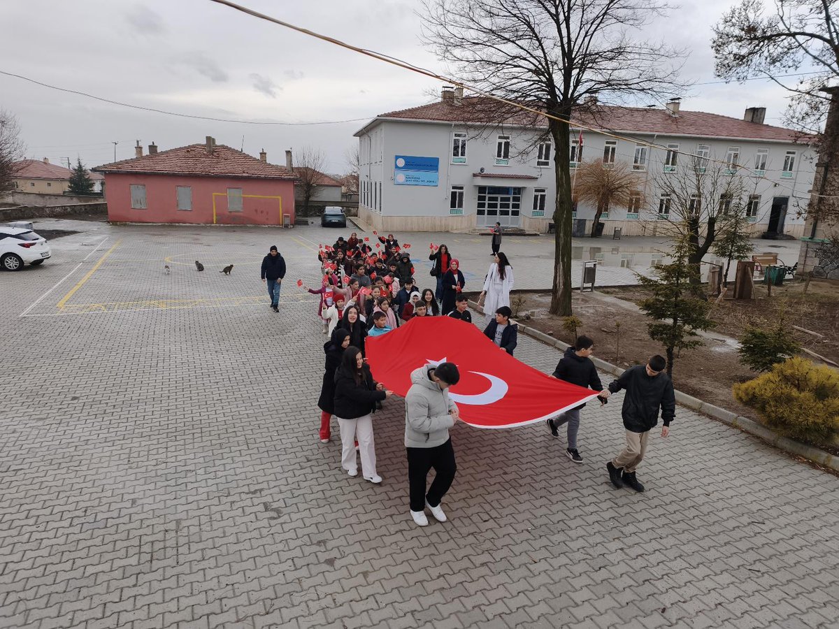 İstiklâl bayrakla, İstikbâl maarifle...
<a href="/gokhanmurat1/">Murat YİĞİT</a>
<a href="/BakirtasHac/">Hacı BAKIRTAŞ</a>
<a href="/serdaresbah03/">🇹🇷Serdar Eşbah🇹🇷</a>
#BayraklaBaşlayanOkul