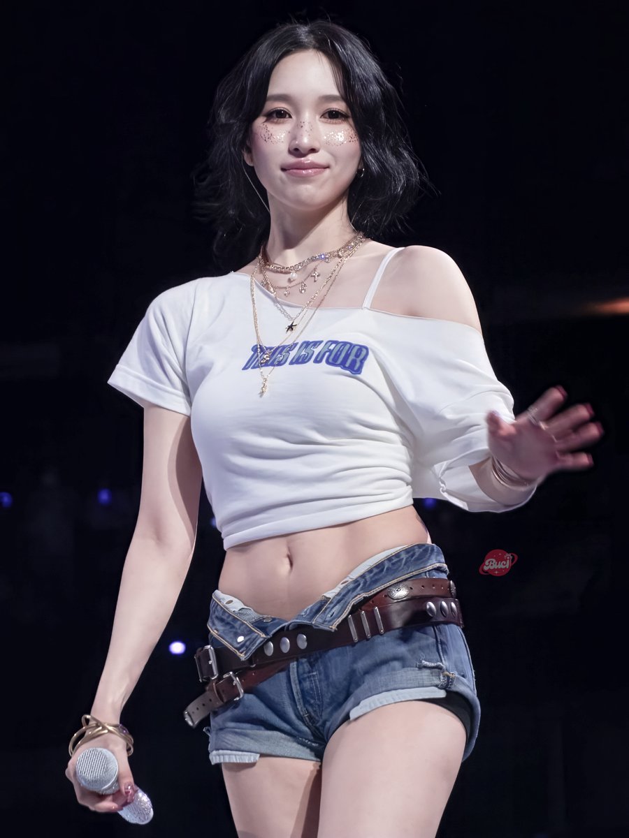 godmitzu's tweet image. TEXAS GIRL MINA IN THIS LOOK