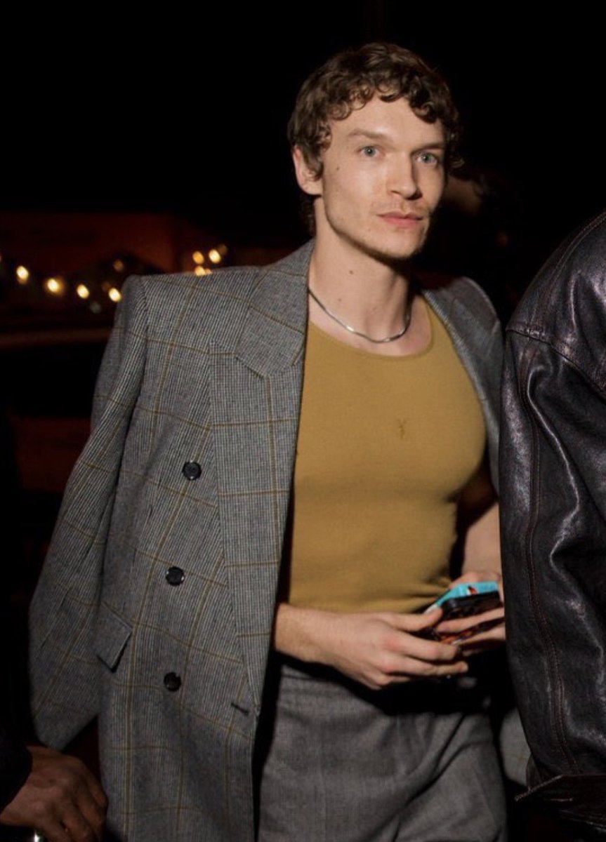 hollanovy's tweet image. i am not looking respectfully at all