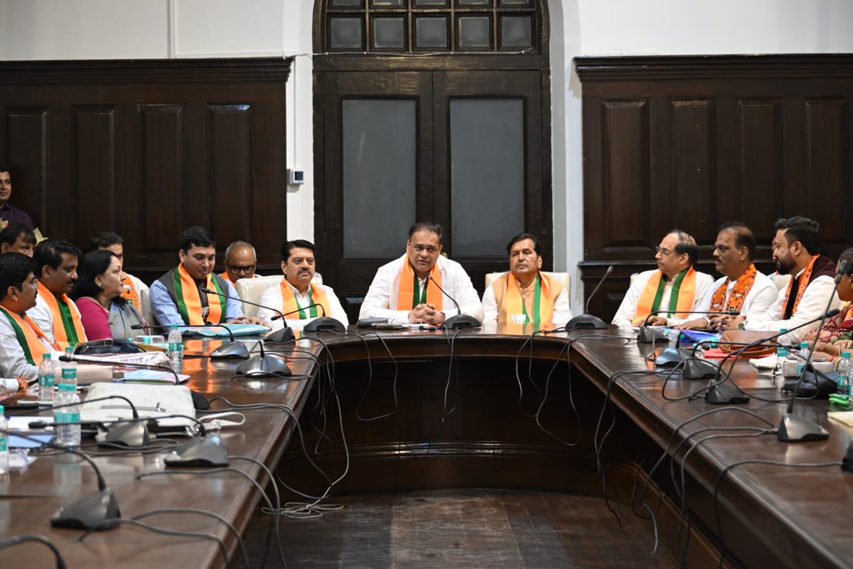 AmeetSatam's tweet photo. मुंबई महानगरपालिकेतील भारतीय जनता पार्टीच्या नगरसेवक गटाच्या बैठकीत आज श्री. गणेश खणकर जी यांची मुंबई महानगरपालिका भारतीय जनता पार्टीच्या गटनेते म्हणून अधिकृत घोषणा करण्यात आली.

श्री. गणेश खणकर जी यांना गटनेतेपदाच्या नियुक्तीसाठी मनःपूर्वक शुभेच्छा.

#BJP #BJPMumbai #Mumbai #AmeetSatamWithMumbai 

@BJP4Maharashtra @BJP4Mumbai @GaneshKhankar