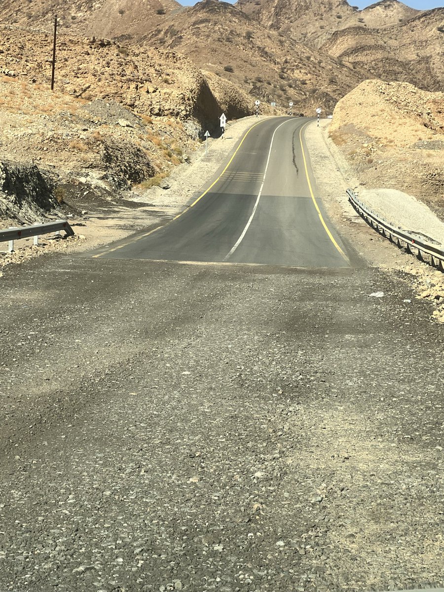 GhGh00483177's tweet photo. السلام عليكم  الي وزاره النقل ولاتصالات طريق وادي الحواسنه يوجد  تقطعات طريق وهذا صار له سنتين يوجد به حفر نرجو منكم الاصلاح لانه طريق يخدم جميع الاتجاهات https://t.co/4KZV0yesp8