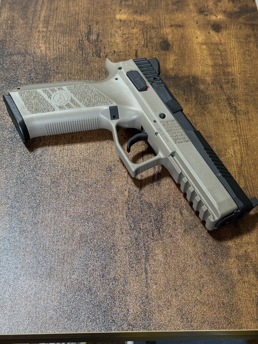 Bird7000F's tweet image. タンカラー初めてだけど良いね
グリップが薄くて握りやすいです
 #CZ #P09