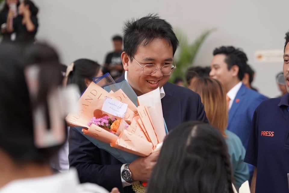 วันนี้พี่เท้ง <a href="/teng_pple/">ณัฐพงษ์ เรืองปัญญาวุฒิ (เท้ง)</a> พี่เติ้ล <a href="/WoraphopV/">วรภพ วิริยะโรจน์</a> และผมเดินทางมาที่ศาลอาญารัชดา เพื่อประกันตัวคดีหมิ่นประมาท 100 ล้านบาทจากการอภิปรายไม่ไว้วางใจ จากกรณีที่พวกเราคัดค้านการรับซื้อไฟฟ้าพลังงานหมุนเวียนโดยไม่เปิดประมูล
.
โดยพวกเรายังคงยืนยันด้วยเจตจำนงที่แน่วแน่