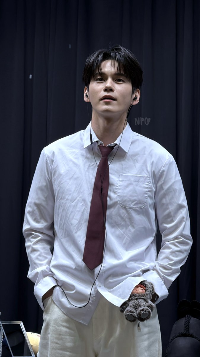 pyngiee's tweet photo. : เมื่อกี้เจอคนล้วงกระเป๋าว่ะ
: เฮ้ย แล้วเป็นไงบ้าง
: หล่อ

#องซองอู #옹성우 #ONGSEONGWU https://t.co/Er6uc4btZx