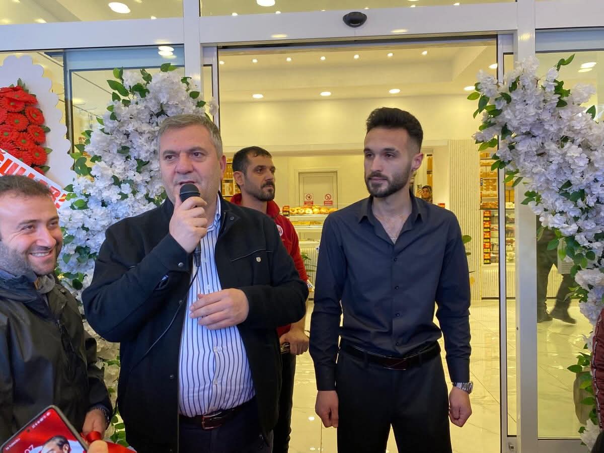 avbakidemirbas's tweet image. AK Parti Çubuk İlçe Başkanımız Başkanı Ahmet Kılıç ile birlikte ilçemizde hizmete başlayan Hacı Baki Pastanesinin açılışını gerçekleştirdik.

Hayırlı olsun, Allah bereketli eylesin.

#Çubuk #ÇubukBelediyesi #BakiDemirbaş
#AhmetKılıç 
#HayırlıOlsun