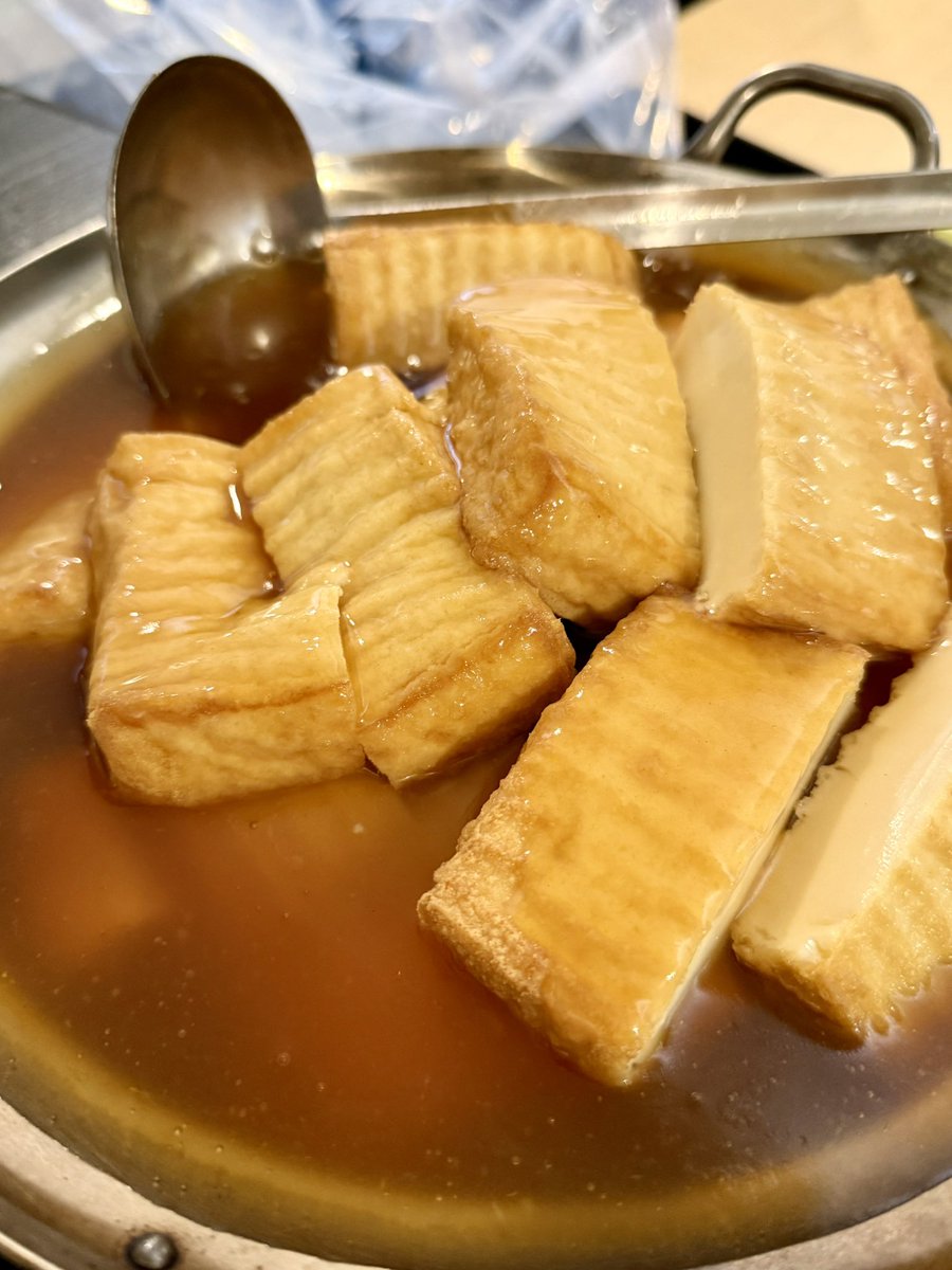 今日のふるまち本店の #こどしょくのこんだて 💁‍♀️🍛

・カレーうどん
・厚揚げのあんかけ
・サラダ

昨日のカレーがリメイクされカレーうどんに🍛✨
そしてうどんはお湯で自分で温めるスタイルです😎🍜