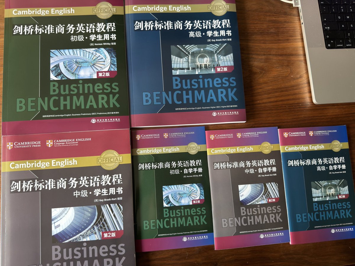 jackhere02's tweet photo. 学生开始新学雅思,我把所有书都重新汇总了一下分享给大家。还有两个姐姐说要开始学商务英语,我很开心地把题目把教材都再看一遍,有种小时候看知音和小学生时代的幸福感.我20周岁最早开始教书的时候教的就是商务英语，每个学生都比我大很多，还挺开心的。想让她们考商务英语高级玩一下.(比雅思7分稍难.) https://t.co/F3LBywHWLi