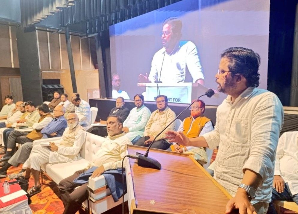AnupamConnects's tweet photo. महाराष्ट्र के औरंगाबाद में एम.पी.जे के राष्ट्रीय अधिवेशन को संबोधित करते हुए हमने वर्तमान दौर में रोजगार और आजीविका की चुनौतियों का सामना करने के लिए देशव्यापी आंदोलन की आवश्यकता पर बल दिया।

महाराष्ट्र के संघर्षशील साथियों का दिल से शुक्रिया जिनसे मुझे हमेशा खूब प्यार और अपनापन मिला है..❤️🙏🏼