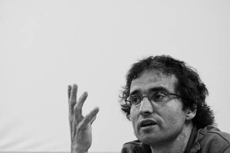 Berriz diot

Jon Sarasua entzutea gustatzen zait, irakurtzea, gogoeta egitea

Hori eskatzen diot pentsalari bati, besteoi ere pentsaraztea

ez da gutxi

eskerrik asko jon