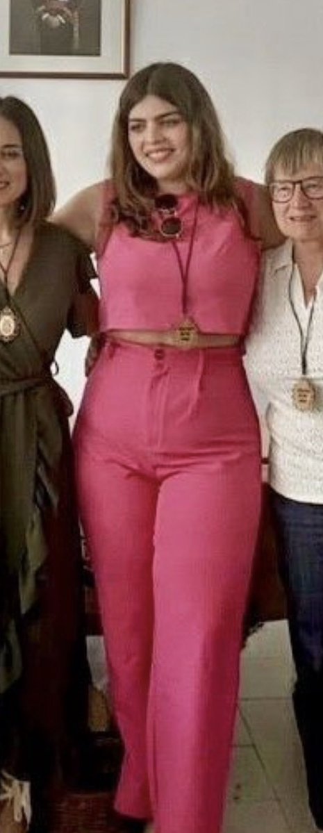 Esta energúmena es Belén Navarro Cañete, concejal del PP en Vallanca, VLC

Ha sido expulsada de un mitin del PSOE en Teruel por gritarle “hijo de puta” al presidente Sánchez

NO olvidar que esto lo empezó Ayuso, a la que NO expulsaron del Congreso ni amonestaron por hacer lo