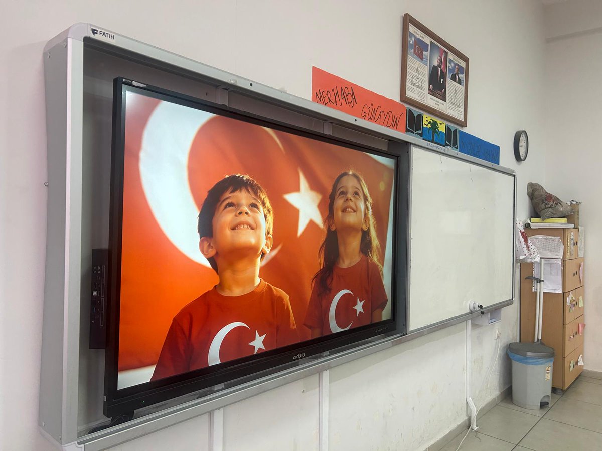#BayraklaBaşlayanOkul
2025-2026 Eğitim Öğretim Yılının ikinci Dönemi, “Bayrak Sevgisi” Temasıyla okulumuzda ve tüm yurdumuzda başlıyor