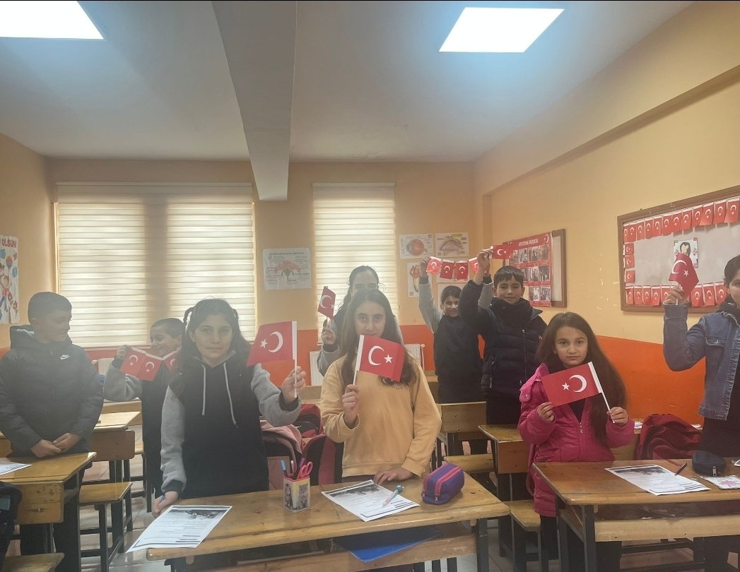 Sythnby_04's tweet photo. İstiklal Bayrakla,İstikbal Maarifle

Yeni dönemin ilk dersinde, ay yıldızlı bayrağımıza duyduğumuz sevgiyle buluşuyoruz.
Birliğimiz bayrakta,geleceğimiz eğitimde. 🇹🇷
#BayraklaBaslayanOkul 🇹🇷
@tcmeb @Yusuf__Tekin 
@agrimem @HamurKaymakmlik @HamurMEM1 @mehmetozmus_ @Firat_Guzelyuz https://t.co/HzSVNj1b04