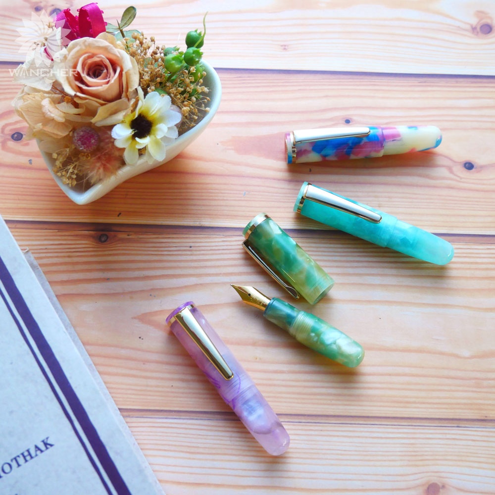 手のひらサイズの超ミニサイズ万年筆「PuChiCo」⁠
65mmというサイズなのにしっかり筆記できるオトナな万年筆です。⁠
⁠
jp.wancherpen.com/collections/pu…

#PuChiCo #可愛い