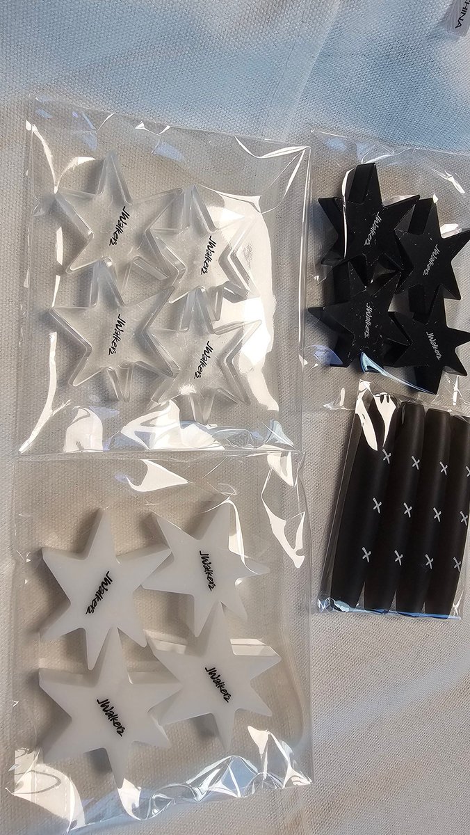 BIBLEHA's tweet image. 지난주 온 거 이제야 열어봄ㅋㅋㅋㅋ
이뿐 윷말.. 구멍 뚫어서 키링 고?!