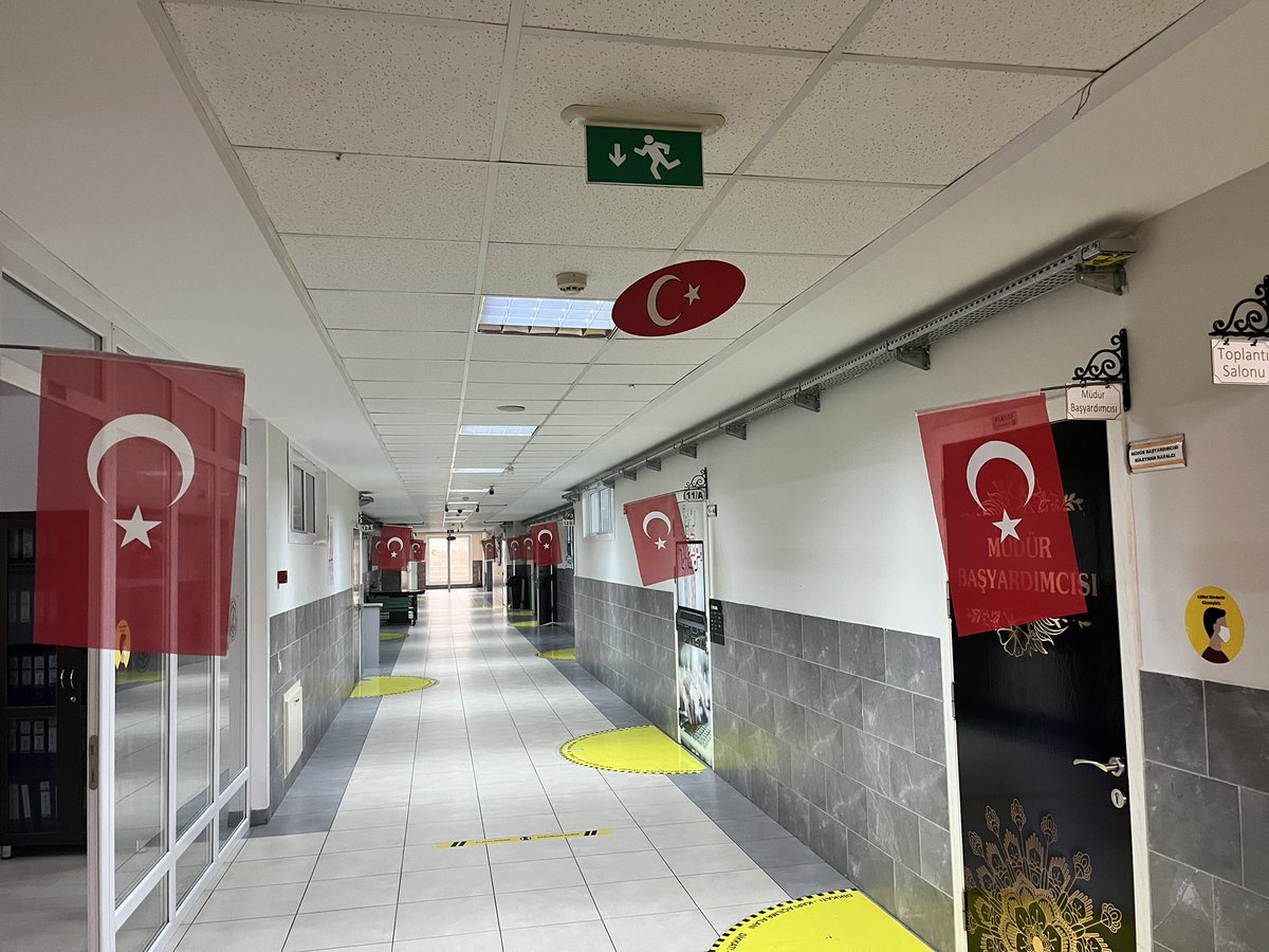 🇹🇷 “Ey mavi göklerin beyaz ve kızıl süsü 
Kız kardeşimin gelinliği, şehidimin son örtüsü!”🇹🇷

#BayraklaBaşlayanOkul