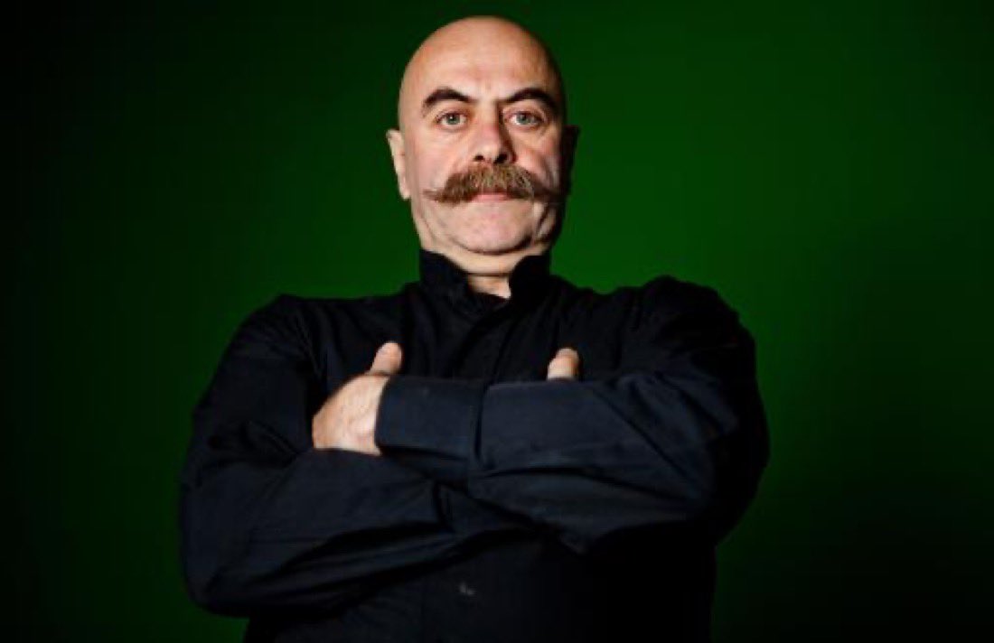 fatiheryilmaz0's tweet image. Yönetmen Ezel Akay: “Rojava, antidemokratik bir dünyaya demokratik bir cevaptır." demiş.

Bir sanatçı??? çocuklardan “Tabure Zaroken” adıyla taburlar kurup çocuklara öldürmeyi öğreten ve onları canlı bomba olarak defalarca kullanan bir terör örgütünü “dünyaya demokratik bir…