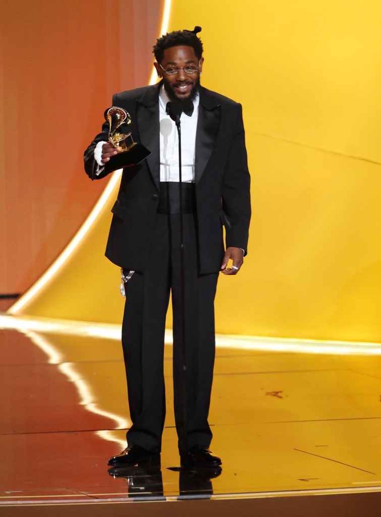 muglare's tweet image. This custom Chanel tuxedo on Kendrick really goes so hard, especially with the pick as an accessory.