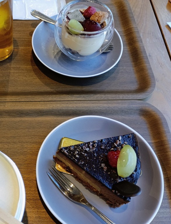 赤坂離宮とカフェで。
昨日から食べる食べる。都会はもの珍しくて何でも美味しそうだから。
お約束みたいに、降車駅をすっとばす私となむろくさん。
都会の電車も速い。