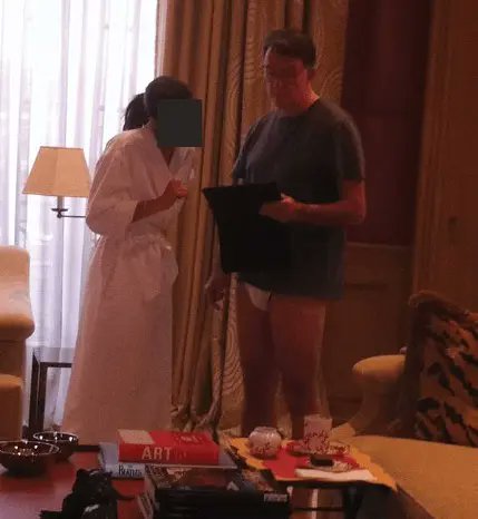 CerfiaFR's tweet photo. 🇬🇧🇺🇸 FLASH | L’ex-ambassadeur britannique aux États-Unis Peter Mandelson a quitté le Parti travailliste après de nouvelles révélations sur ses liens avec Jeffrey Epstein. 

Des documents évoquent 75 000 $ versés par Epstein au début des années 2000 et la diffusion d’une photo non datée montrant Mandelson aux côtés d’une femme non identifiée. Il dit n’avoir « aucun souvenir » des virements ni pouvoir situer la photo.
