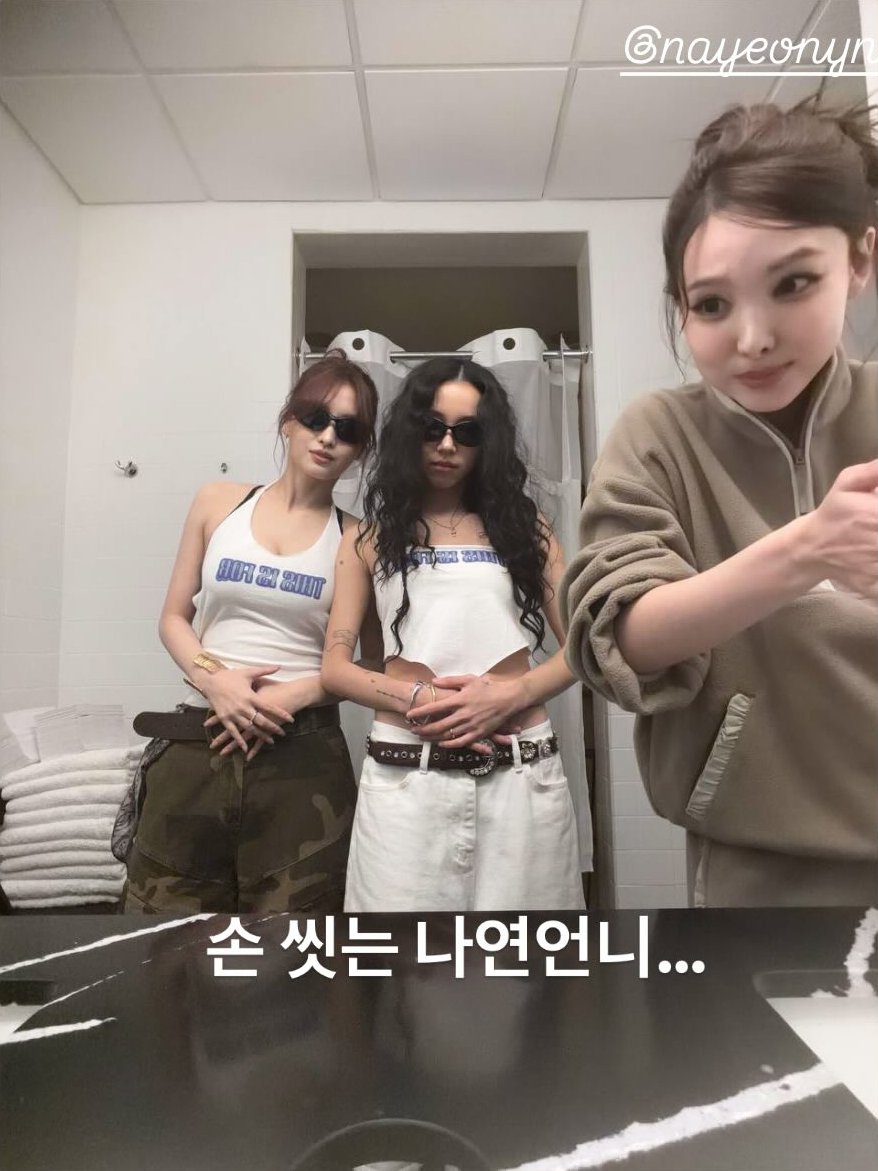 godmitzu's tweet image. Nayeon coming in to wash her hands while Momo and Chaeyoung were taking their hot girl photos in the bathroom 😭😭
