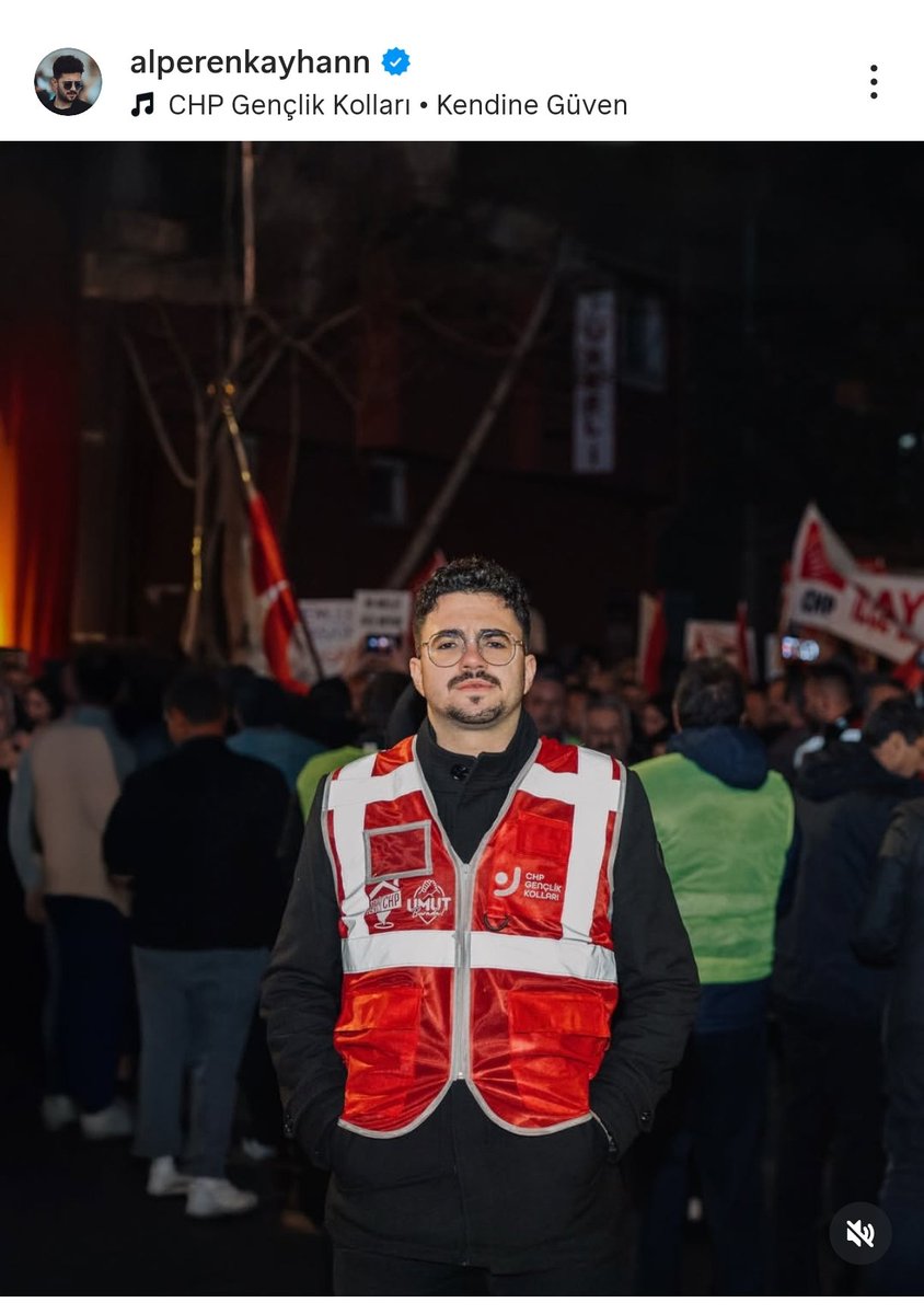 Halkı kin ve düşmanlığa sürükleyen, insanları tahrik ederek iki şehri karşı karşıya getiren, küfür içerikli sloganı anons eden bu şahısa partinizde görev vermeye devam edeceksiniz eleştirdiğiniz sistemden hiçbir farkınız yok demektir. <a href="/herkesicinCHP/">CHP 🇹🇷</a> <a href="/chpgenclikgm/">CHP Gençlik Kolları</a> <a href="/eczozgurozel/">Özgür Özel</a>