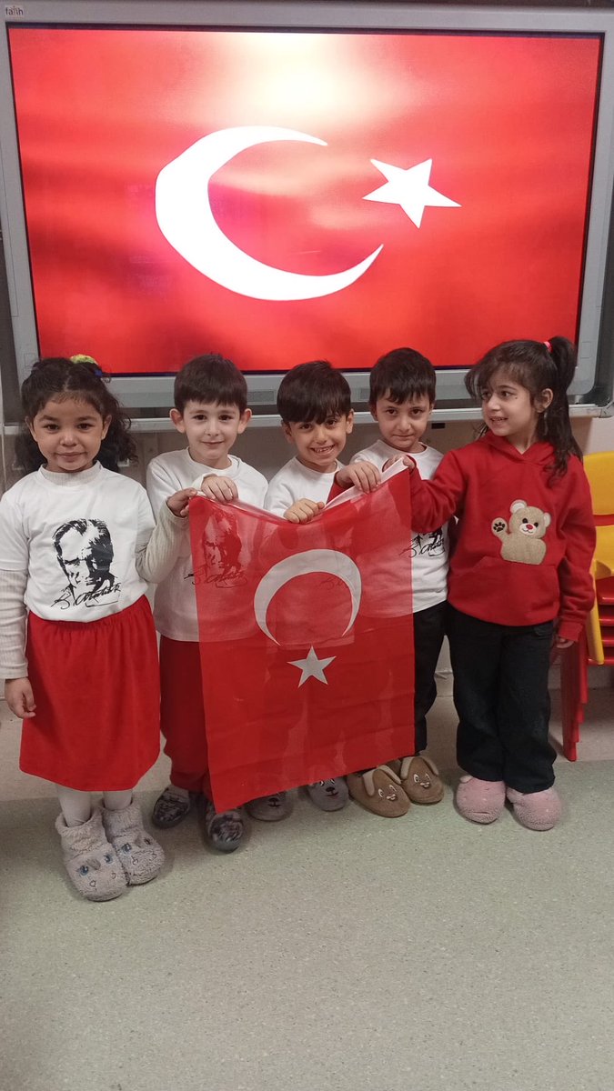 krAslanbey's tweet photo. 🇹🇷İstiklal Bayrakla istikbal Maarifle
Ay yıldızlı bayrağımızdan ilham alan, değerlerine bağlı ve bilinçli nesiller yetiştirmek ortak sorumluluğumuzdur.
#BayraklaBaşlayanOkul https://t.co/6OxDpF4KjK