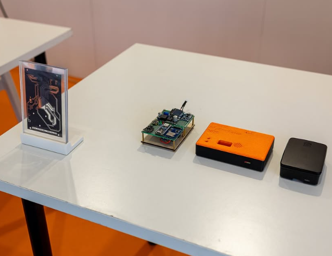 MakerFaireRome's tweet image. 🗣 Capirsi... anche quando si parlano lingue diverse! DRTT è il dispositivo portatile capace di tradurre conversazioni in tempo reale, anche offline, grazie all’#IntelligenzaArtificiale. Un’idea sviluppata da Fabrizio Michelessi per rispondere ad una necessità professionale