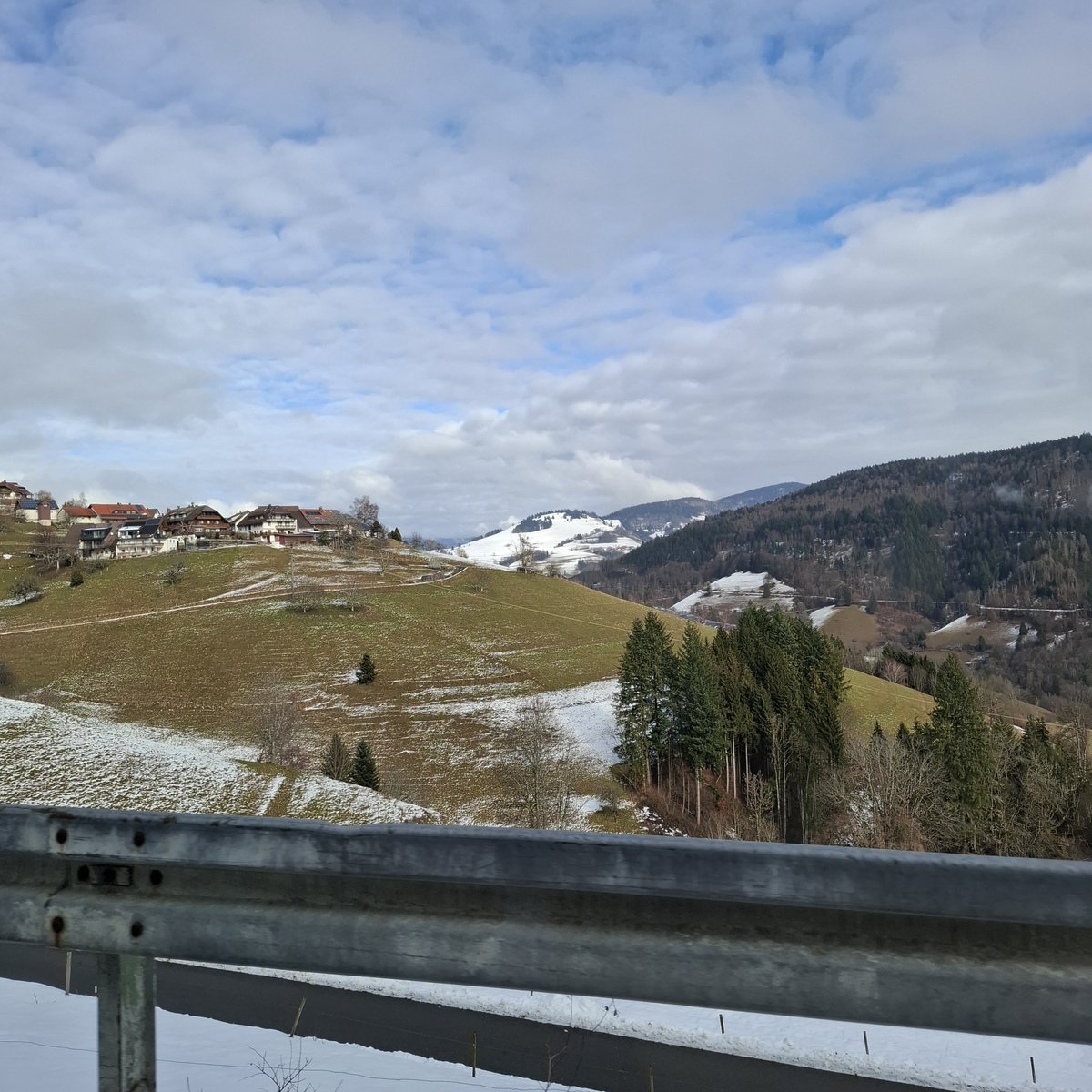 HSderSchreiber's tweet photo. Es gibt bei uns noch #Schnee, aber nur in der Höhe. Gestern bei #Pfaffenberg aufgenommen. https://t.co/7GRn5YZRXH