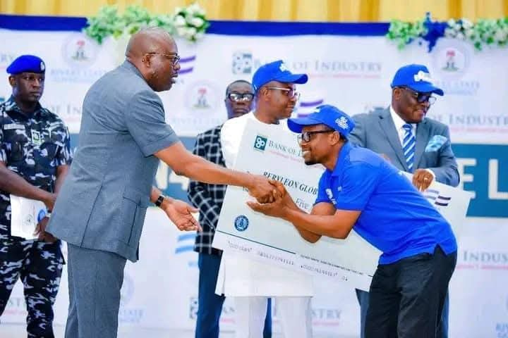 Big_Sinudo's tweet image. ₦5 Billion for the People: Gov. Fubara Powers 3,066 MSMEs to Grow Rivers Economy

In May 2024, Rivers State Governor, Sir Siminalayi Fubara, took a bold and people-centred step to strengthen the economy by empowering 3,066 Micro, Small and Medium-Scale Enterprises (MSMEs) with a