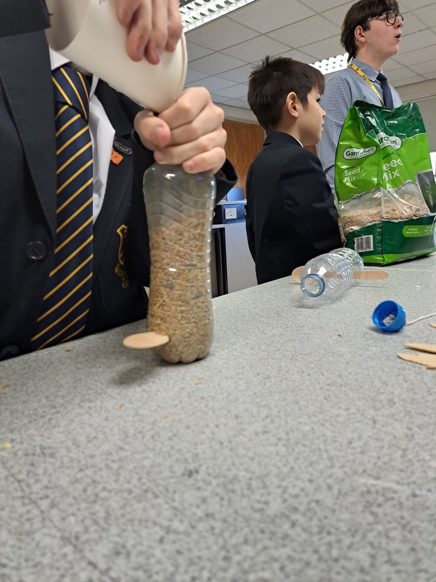 Science Club at our lead school @BCOldham💚

When you choose a school led training course you will be fully immersed in school life and have many opportunities to be involved with all the extra curricular clubs, activities and trips. 

#traintoteach #teachertraining #oldham
