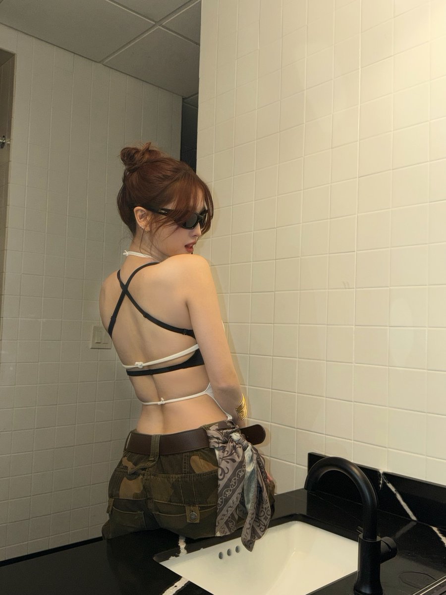 godmitzu's tweet image. Nayeon coming in to wash her hands while Momo and Chaeyoung were taking their hot girl photos in the bathroom 😭😭