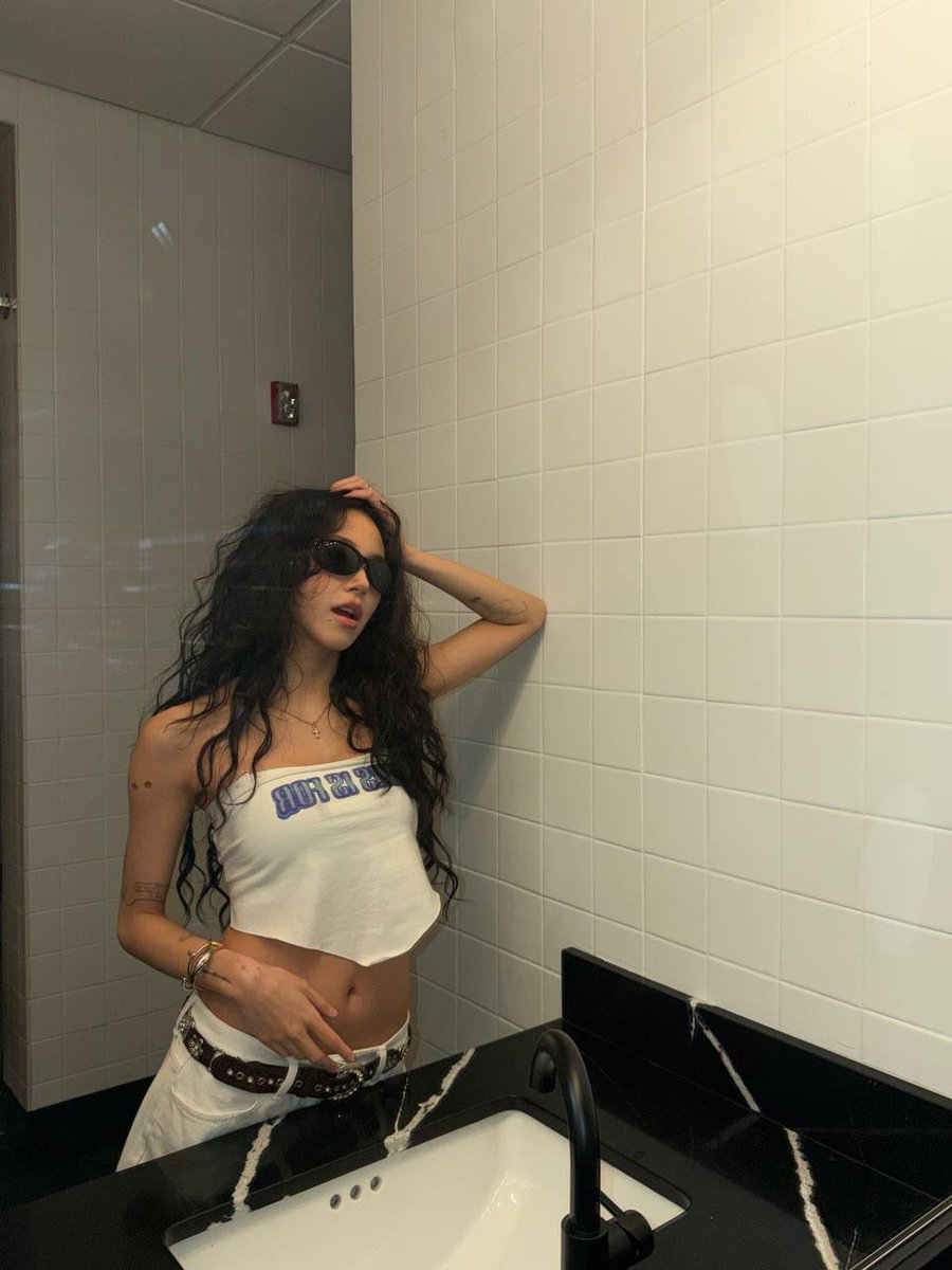 godmitzu's tweet image. Nayeon coming in to wash her hands while Momo and Chaeyoung were taking their hot girl photos in the bathroom 😭😭