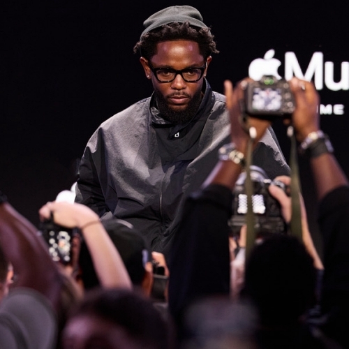 MusicNewsWeb's tweet image. Universal Music Group dominates 68th annual Grammy Awards with Kendrick Lamar - #GrammyAwards #kendricklamar @kendricklamar
Read the full article here: ift.tt/zsl8j0N
More on Music-News.com