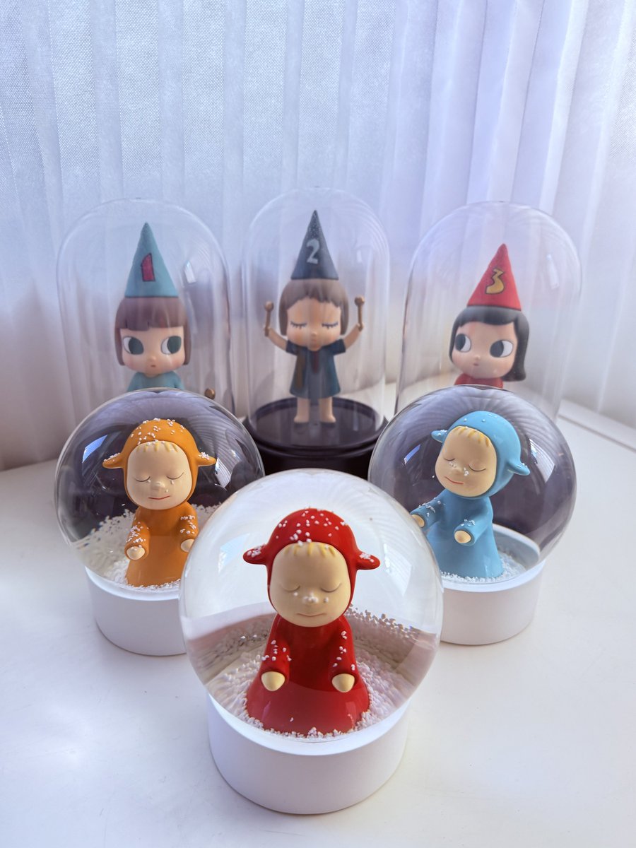 大好きな奈良美智さんのスノードームのお土産。NYのMOMAで求めてきて