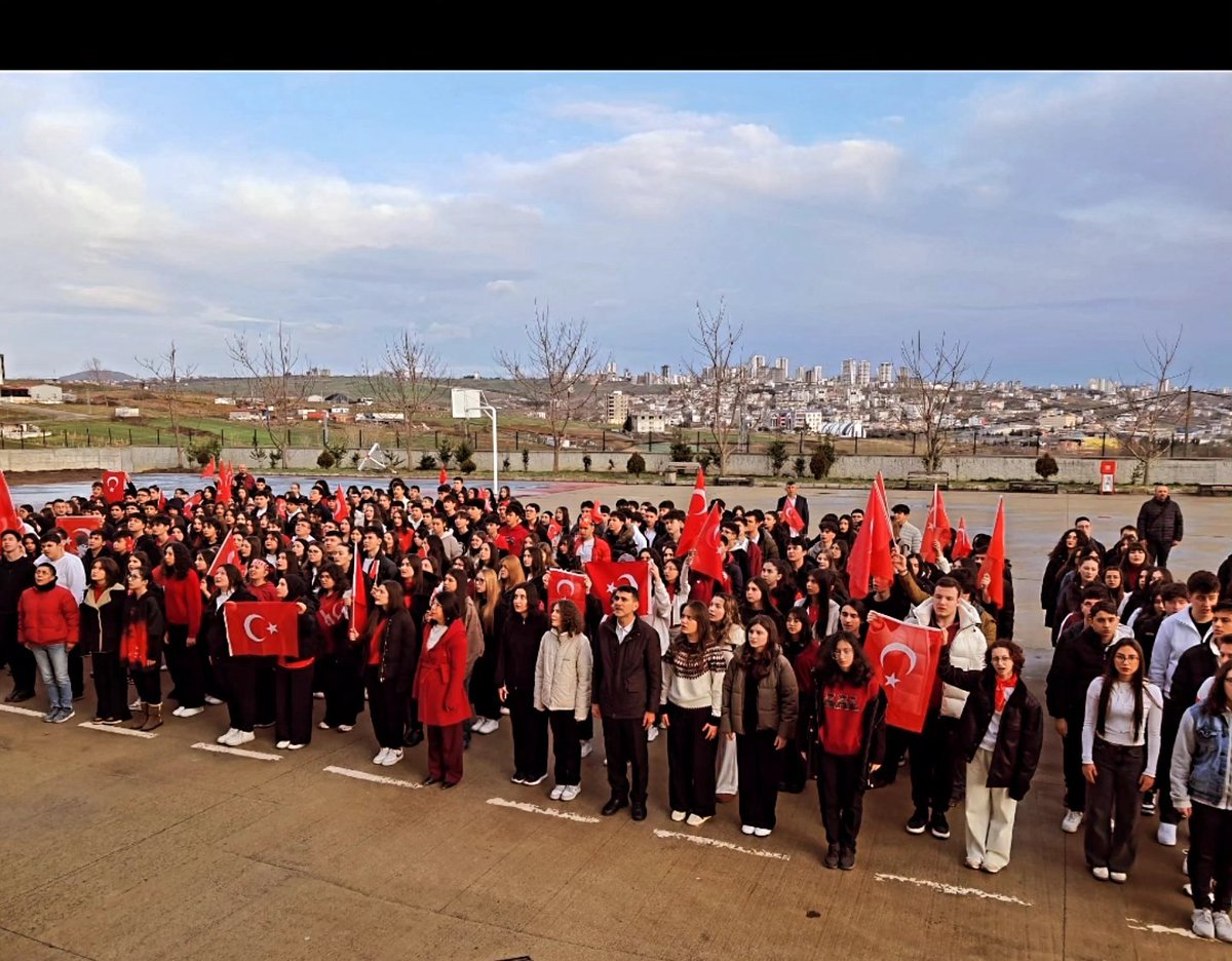 Yeni dönemin ilk zili, bağımsızlığımızın sembolü olan Bayrak Sevgisi ile çalıyor!
#BayraklaBaşlayanOkul 
#ilkadimmem