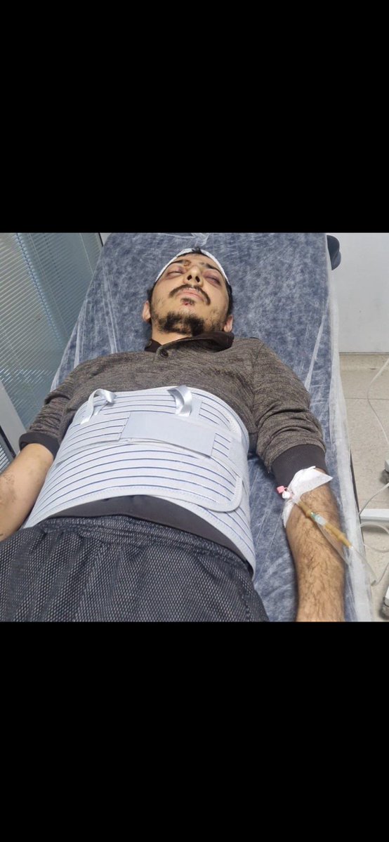 Öcalan- dem parti kanseri.
Resimdekiler diyar koç öncesi ve sonrası.
Kendisi akrabam, köylüm.

Bahsi geçen bayrak olayında bir suçu yok.

Babası yıllar önce İstanbul’da çalıştığı inşaata düşüp vefat ediyor.
Amcası K.K kendisine ve küçük kız kardeşi d.K sahip çıkıyor büyütüyor.