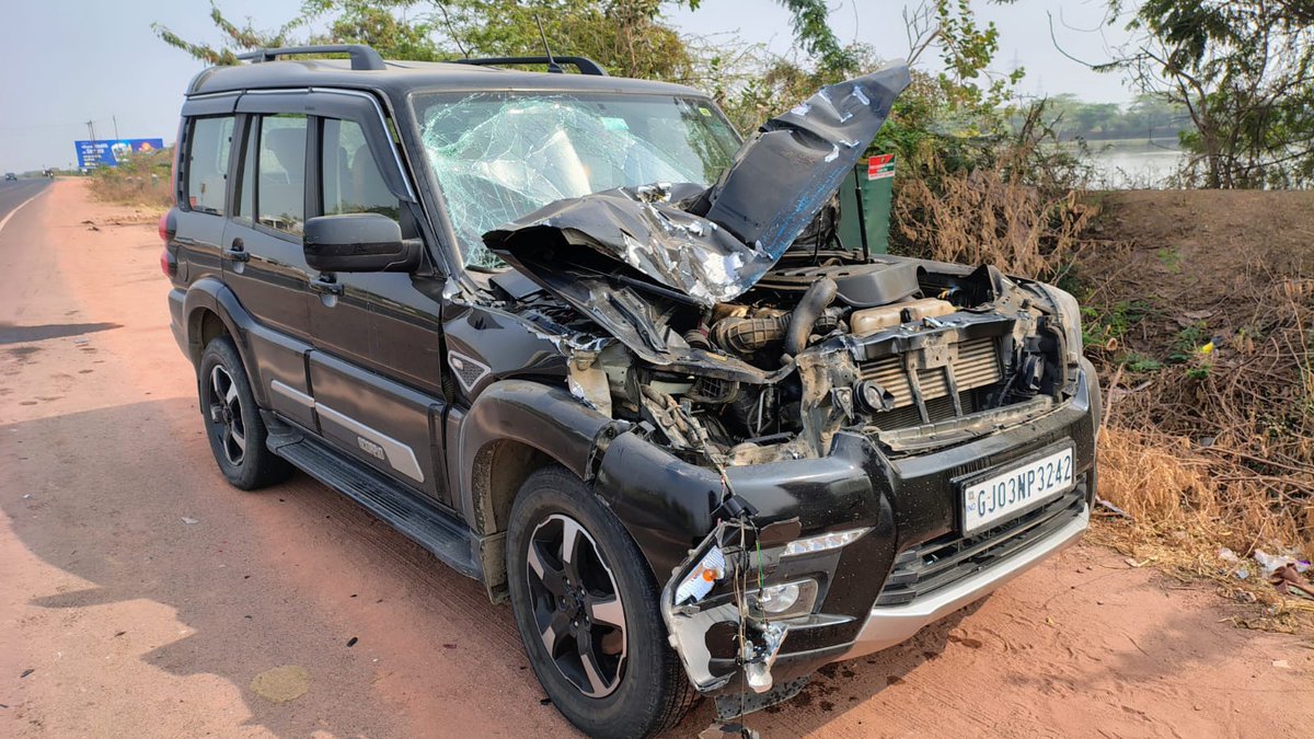 YashdeepP17550's tweet photo. Major front-impact accident. Thankfully no major injuries due to seat belts, but airbags did not deploy despite severe damage. This is a serious safety concern. Requesting urgent investigation. @anandmahindra @Mahindra_Auto

#Mahindra  #AirbagFailure #RoadSafety #PassengerSafety https://t.co/JwLe7mMMTB