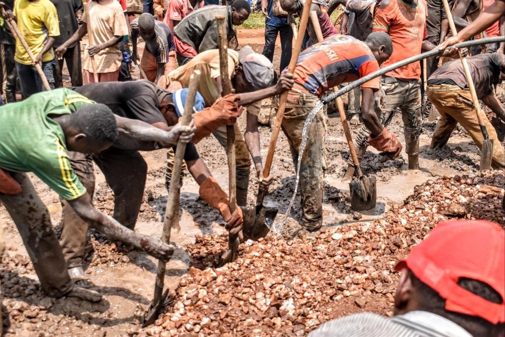 Ikiriho's tweet image. 🇧🇮#Burundi #Busoni : la population s’engage dans la construction du stade moderne « Intore »

La commune de Busoni, en @PButanyerera, au nord du pays, a lancé un nouvel élan de développement communautaire avec la poursuite des travaux de construction du stade moderne « #Intore ».