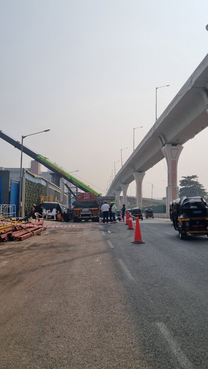 rohitbiswas2004's tweet photo. Obstruction of public road, Flora HQ, Santacruz chembur link road. Immediate action to be taken under BNS act 2023, Public premises act 1971. @MTPHereToHelp @mybmc @MumbaiPolice . Kindly acknowledge the post. https://t.co/3NAw1A8yLL