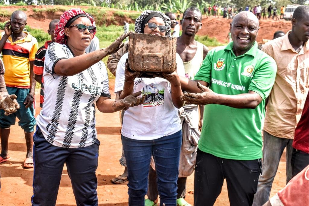 Ikiriho's tweet image. 🇧🇮#Burundi #Busoni : la population s’engage dans la construction du stade moderne « Intore »

La commune de Busoni, en @PButanyerera, au nord du pays, a lancé un nouvel élan de développement communautaire avec la poursuite des travaux de construction du stade moderne « #Intore ».