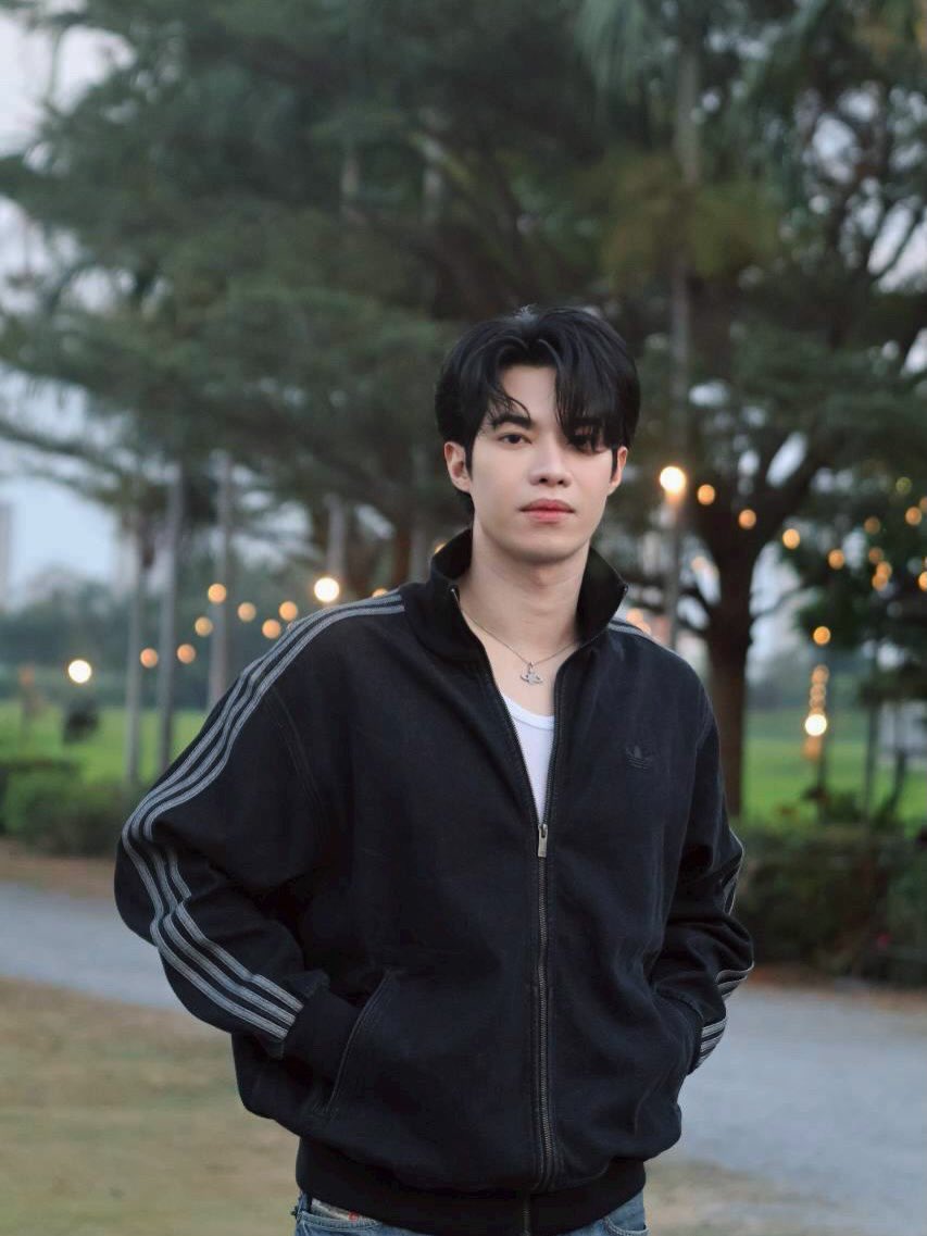 ［IG update ］
  Bosston Suphadach 

カッコイイ姿で見惚れてしまう😍🥰❤️

#BosstonSuphadach 
#กีต้าร์ของบอสตั้น