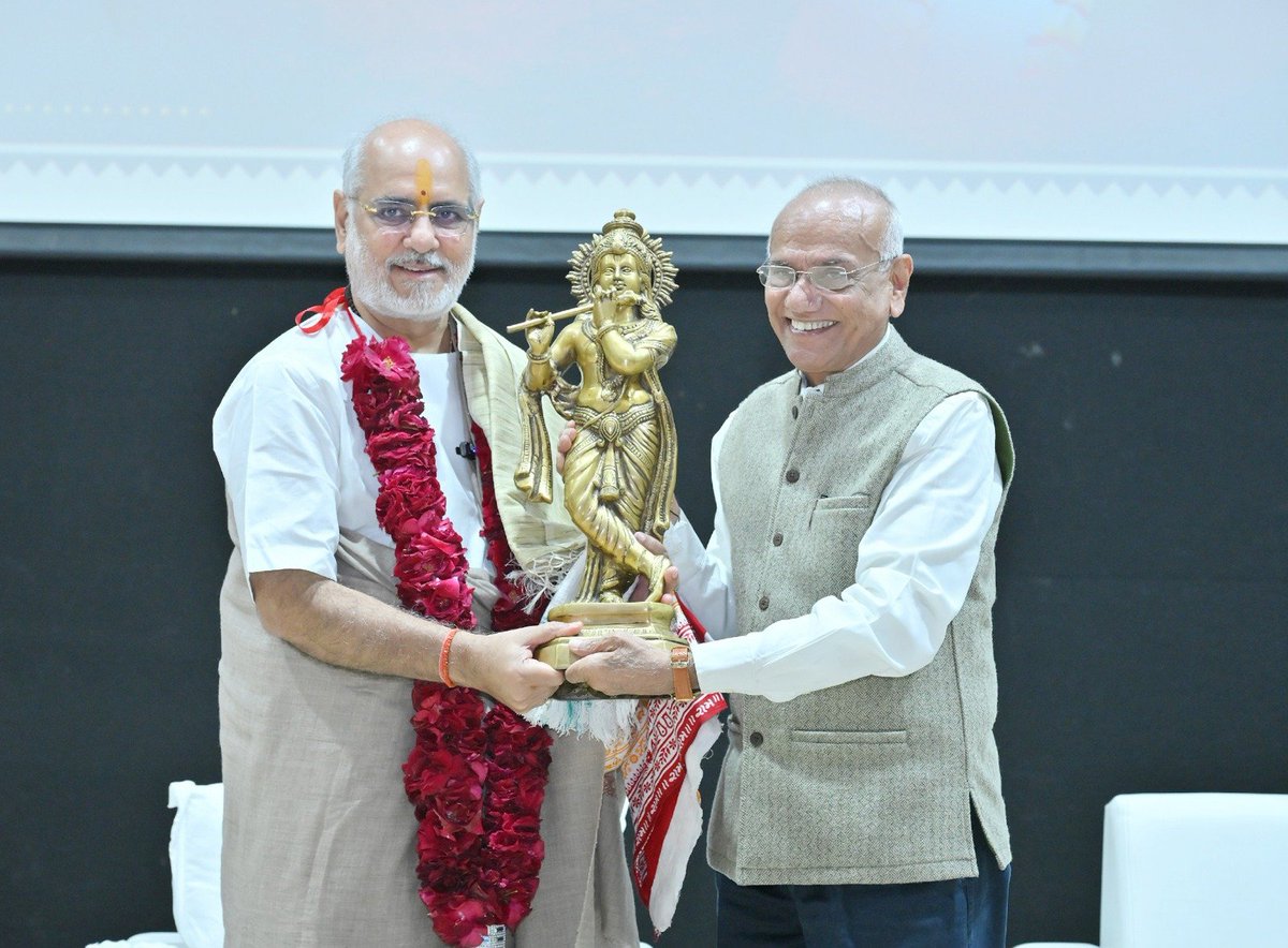DDNewsGujarati's tweet photo. 🔸વિશ્વપ્રસિદ્ધ કથાકાર રમેશભાઈ ઓઝાએ NFSU ખાતે વિદ્યાર્થીઓને સંબોધન કર્યું

🔸ગુનેગાર સમસ્યા ઊભી કરે ત્યારે  NFSU જેવી વિશ્વપ્રસિદ્ધ યુનિવર્સિટી તેનું સમાધાન લાવવા સક્ષમ: રમેશભાઈ ઓઝા

🔸તેમણે ફોરેન્સિક ક્ષેત્રે વૈશ્વિક યોગદાન આપનાર ડૉ. જે.એમ. વ્યાસને શતાયુ થવાની શુભકામના પાઠવી

@PPBhaishri  @NFSU_Official